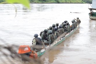 Militares patrullan cuerpos de agua en Esmeraldas en busca de los responsables del ataque al puerto pesquero artesanal de esa localidad.