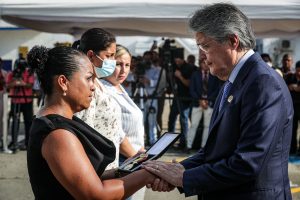 El presidente Guillermo Lasso entrega las medallas a los familiares de los policías fallecidos.