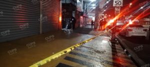 La policía acordonó el área donde se registró un ataque con explosivos en el centro de Guayaquil.