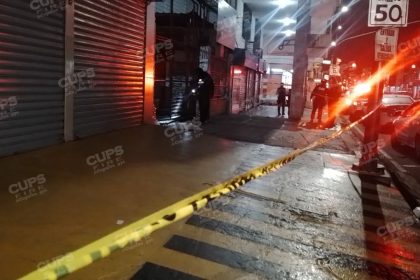 La policía acordonó el área donde se registró un ataque con explosivos en el centro de Guayaquil.