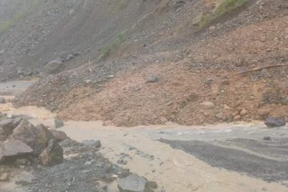 El nuevo deslizamiento de tierra ocurrido en la vía Cuenca - Molleturo - El Empalme.