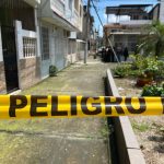 La Policía acordona una zona en Sauces 8, en Guayaquil, donde se produjo un ataque armado que dejó un muerto el pasado 31 de marzo de 2023.