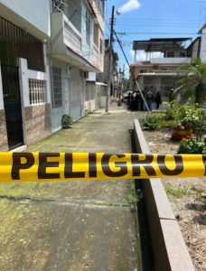 La Policía acordona una zona en Sauces 8, en Guayaquil, donde se produjo un ataque armado que dejó un muerto el pasado 31 de marzo de 2023.