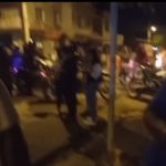 Captura de un video realizado en los exteriores del cuartel policial de Milagro atacado este 6 de abril de 2023.