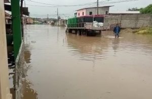 La comunidad de San Lorenzo cubierta por las aguas debido a las fuertes lluvias este jueves 6 de abril de 2023.