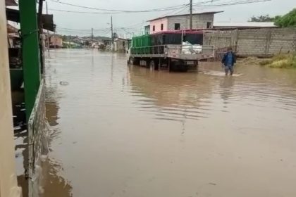 La comunidad de San Lorenzo cubierta por las aguas debido a las fuertes lluvias este jueves 6 de abril de 2023.