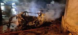 Los restos del coche bomba que estalló en Posorja este 8 de abril de 2023.