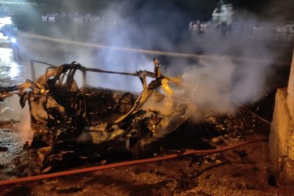 Los restos del coche bomba que estalló en Posorja este 8 de abril de 2023.