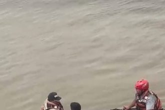 Rescatistas del Cuerpo de Bomberos de Guayaquil retiran Del Río Guayas el cadáver de una mujer.