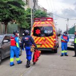 Ambulancias del Cuerpo de Bomberos de Guayaquil atendieron a los heridos por el robo en Puerto Roma.