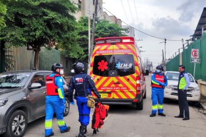 Ambulancias del Cuerpo de Bomberos de Guayaquil atendieron a los heridos por el robo en Puerto Roma.