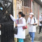 Médicos municipales de Guayaquil caminan por la ciudad en busca de casos de Covid-19.