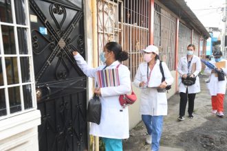 Médicos municipales de Guayaquil caminan por la ciudad en busca de casos de Covid-19.