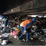 Personal de Urvaseo retira basura en los bajos del paso a desnivel de la Av. Pedro Menéndez Gilbert, en Guayaquil.
