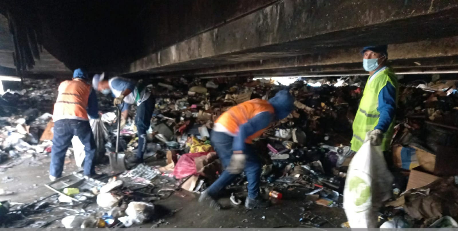 Personal de Urvaseo retira basura en los bajos del paso a desnivel de la Av. Pedro Menéndez Gilbert, en Guayaquil.